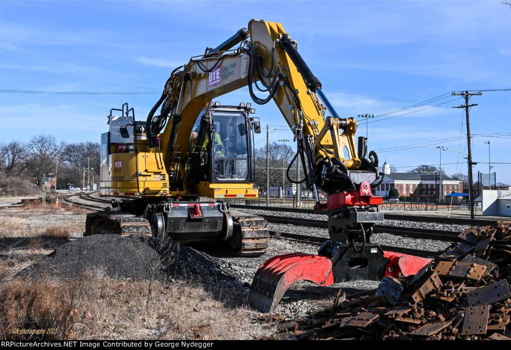 CAT equipped for MoW. BTE, Ballast Tools Equipment